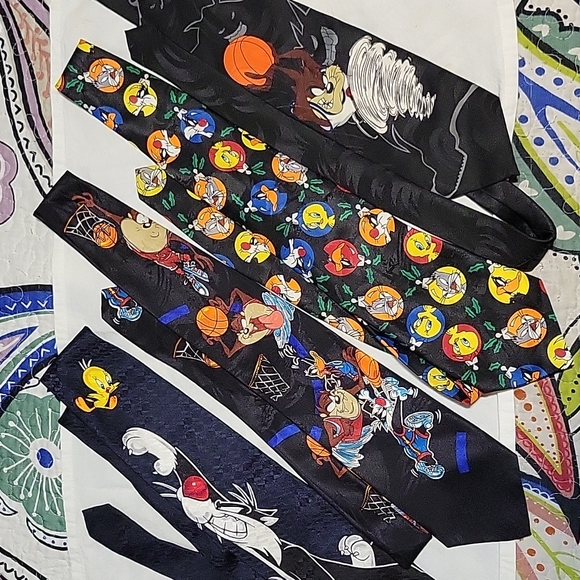 4 Loony Tunes Silk Ties - 1 set - Picture 1 of 6